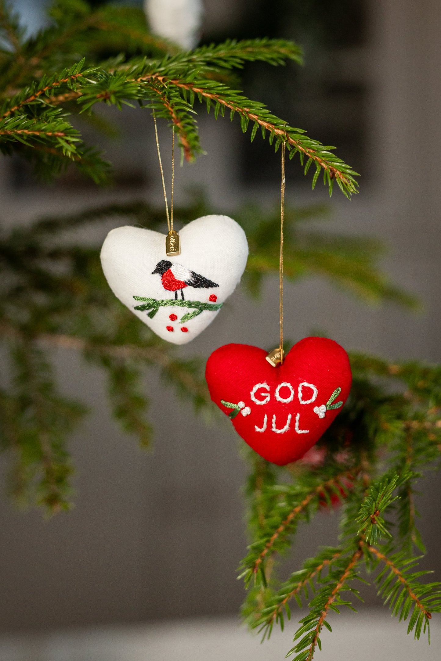 Tiny embroidered hearts, set of 2, “God Jul”
