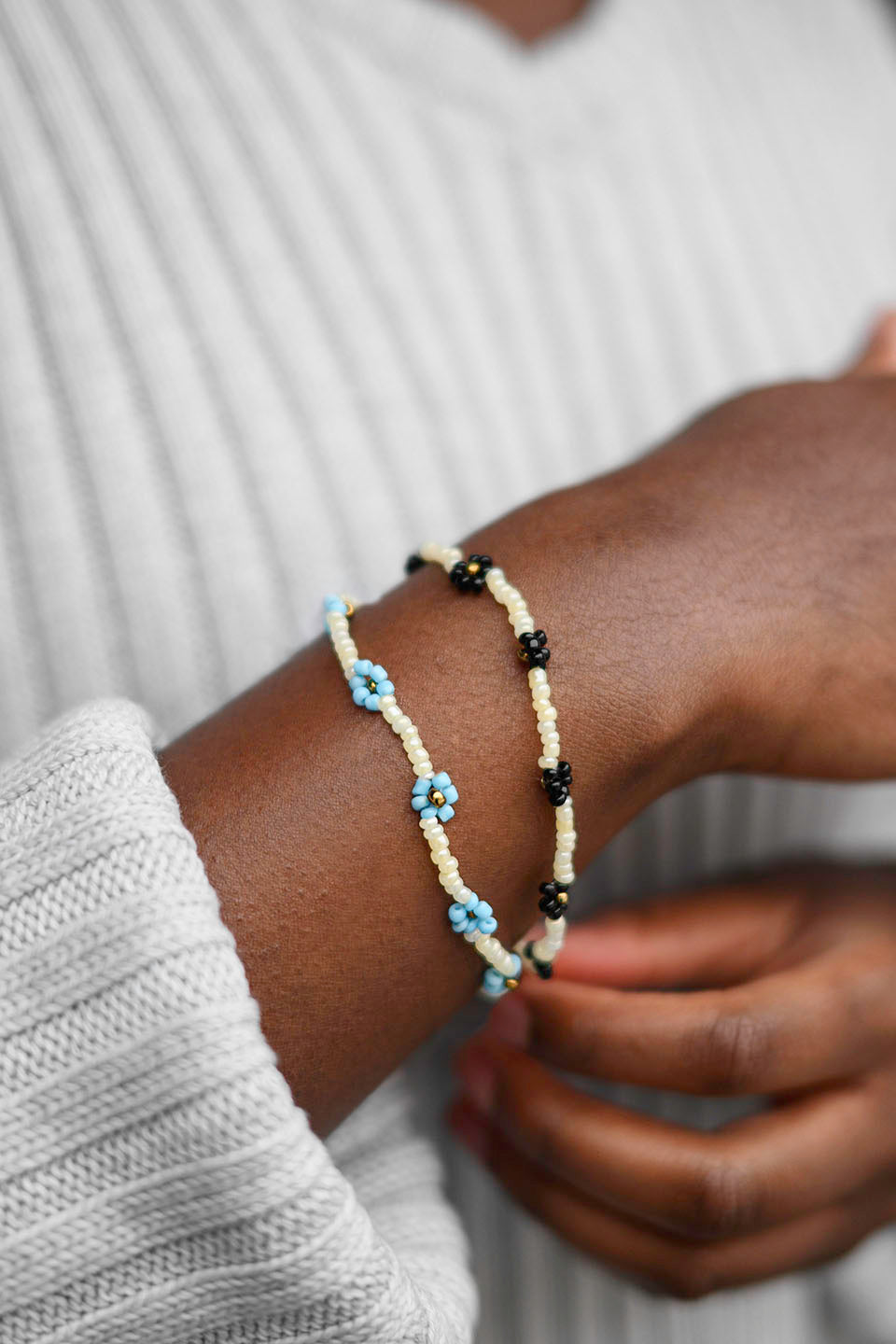 Beaded bracelet flowers, blue