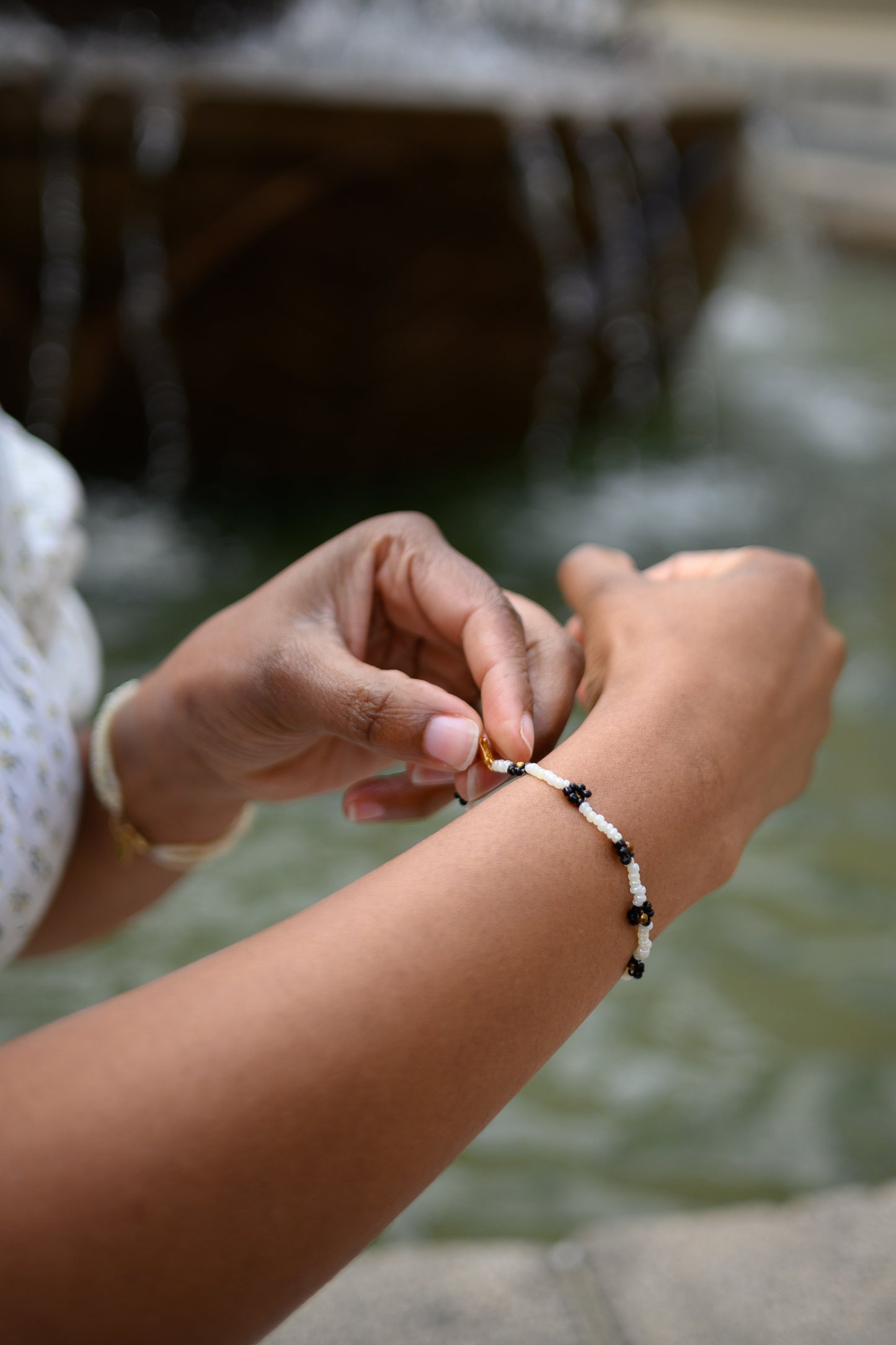 Beaded bracelet flowers, black