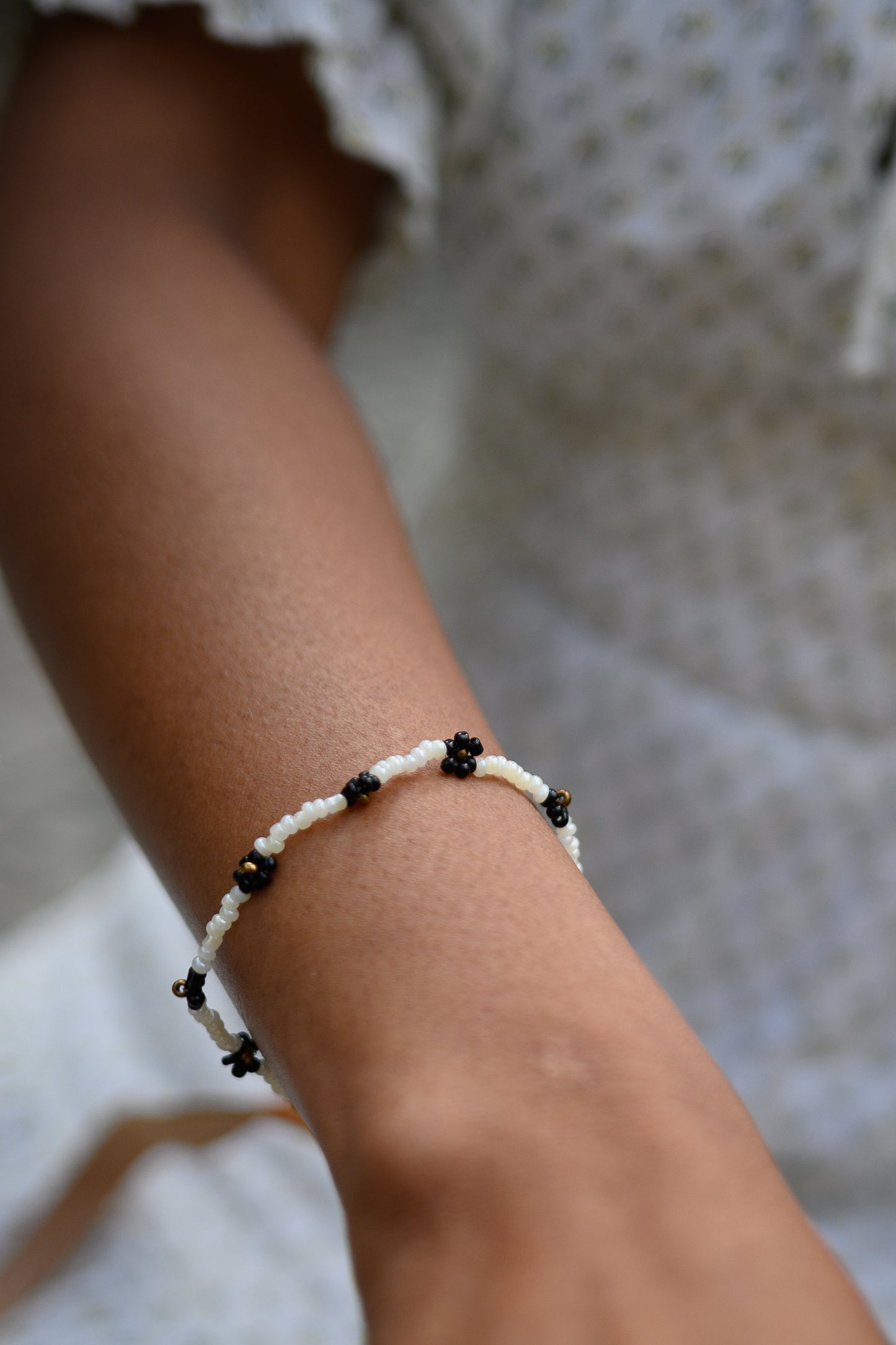 Beaded bracelet flowers, black