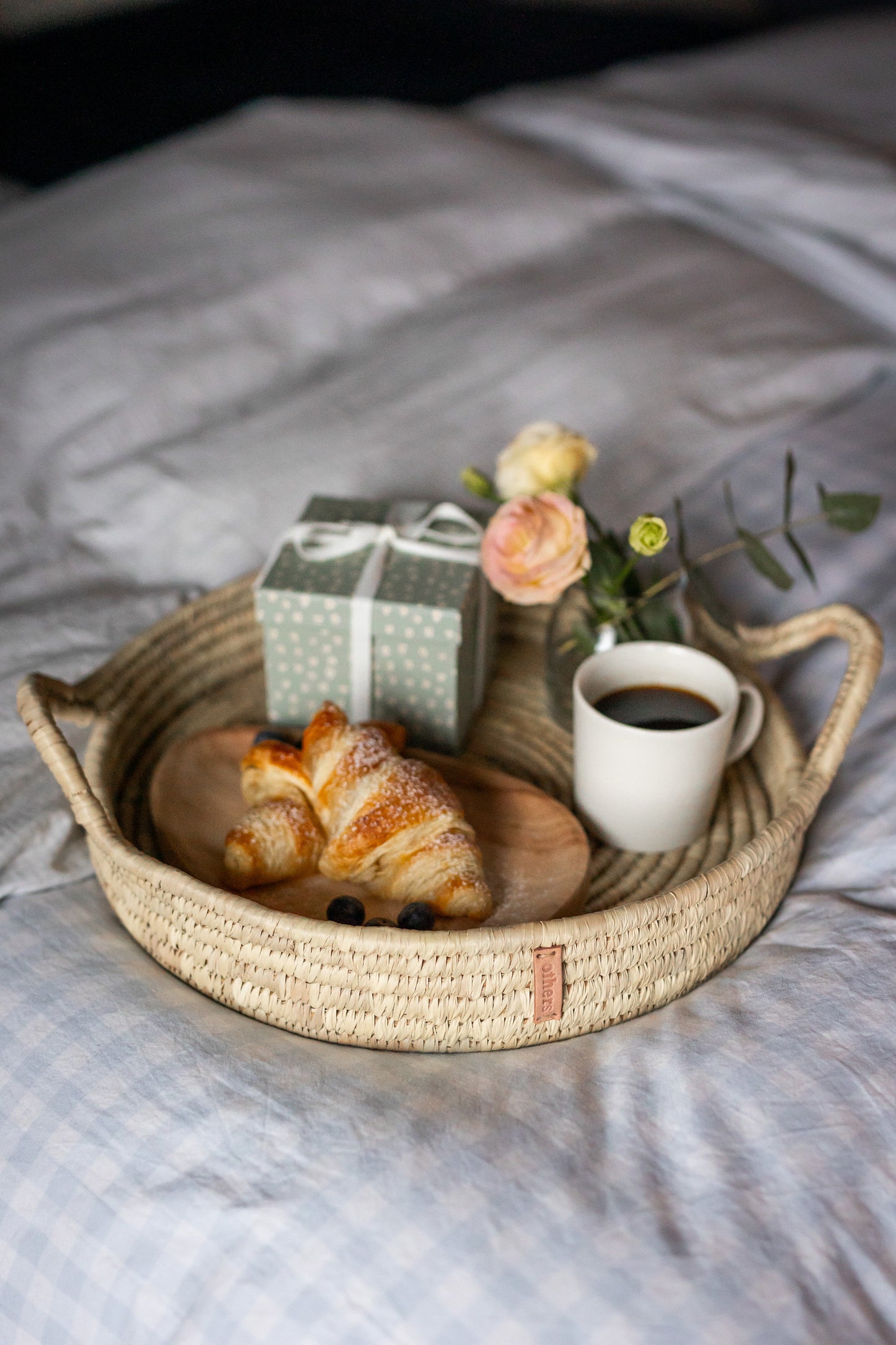 Round leaf tray with handles