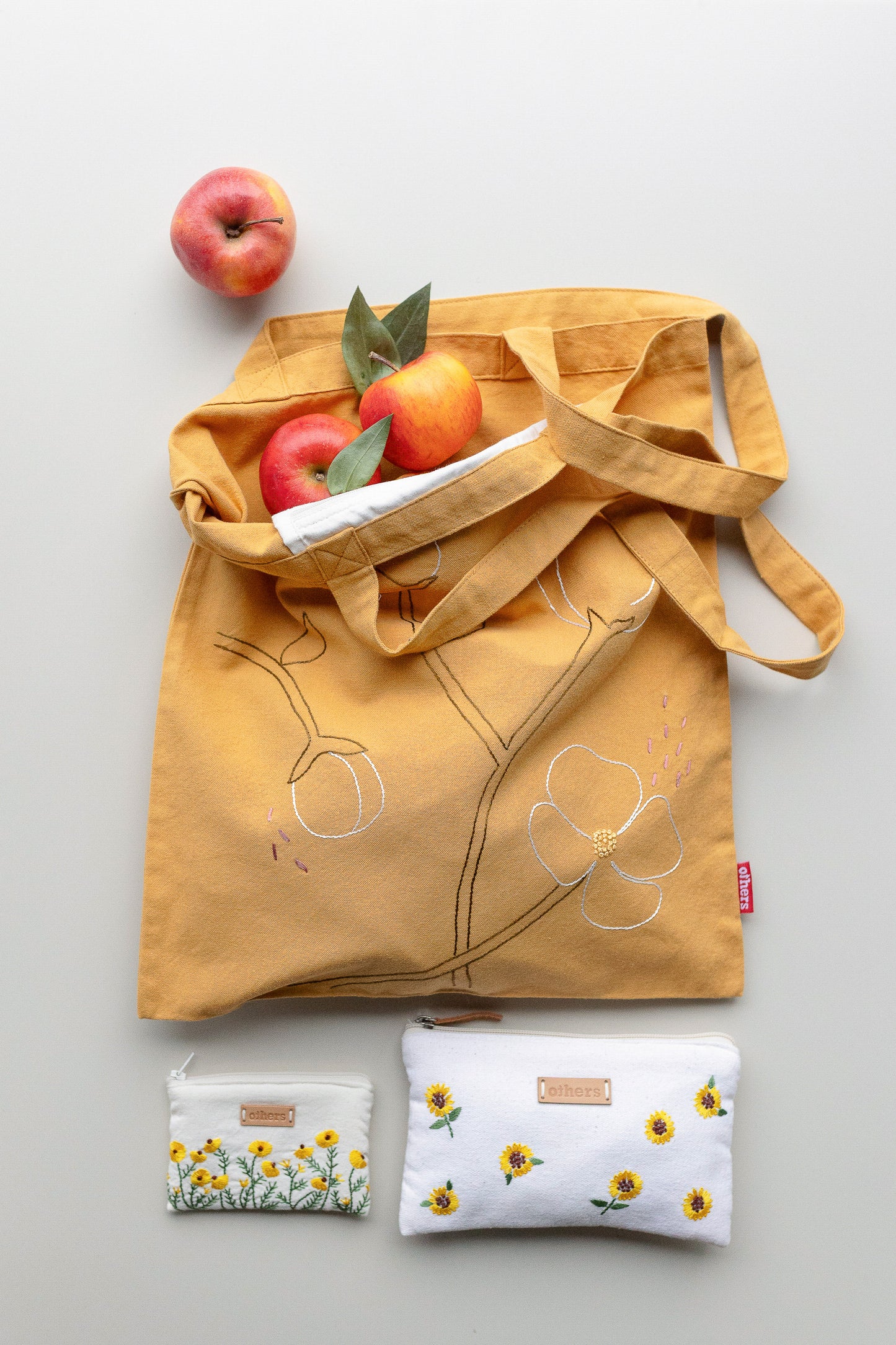 Embroidered purse medium - white/yellow floral